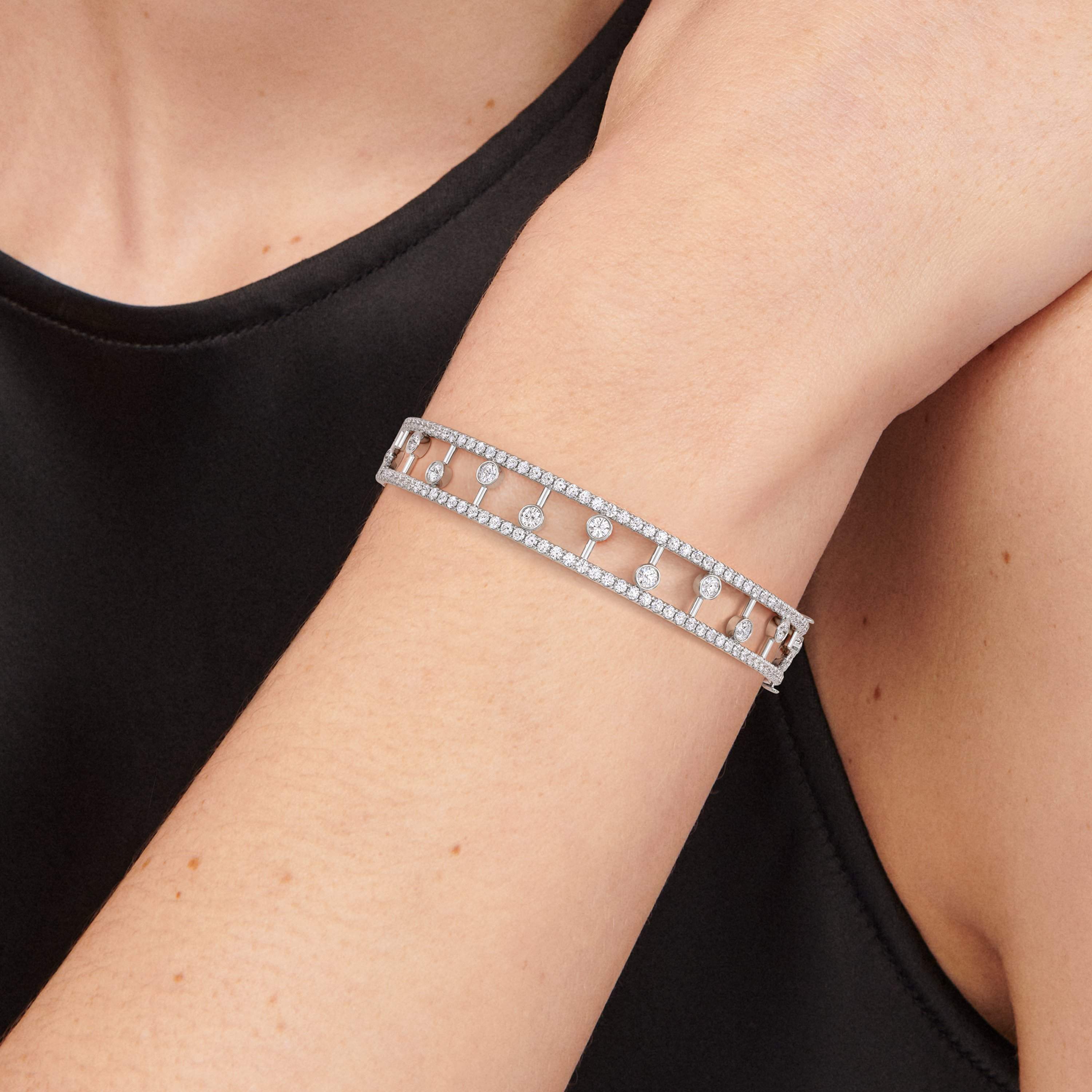 Dewdrop bangle in white gold Dewdrop bangle in white gold, image 3
