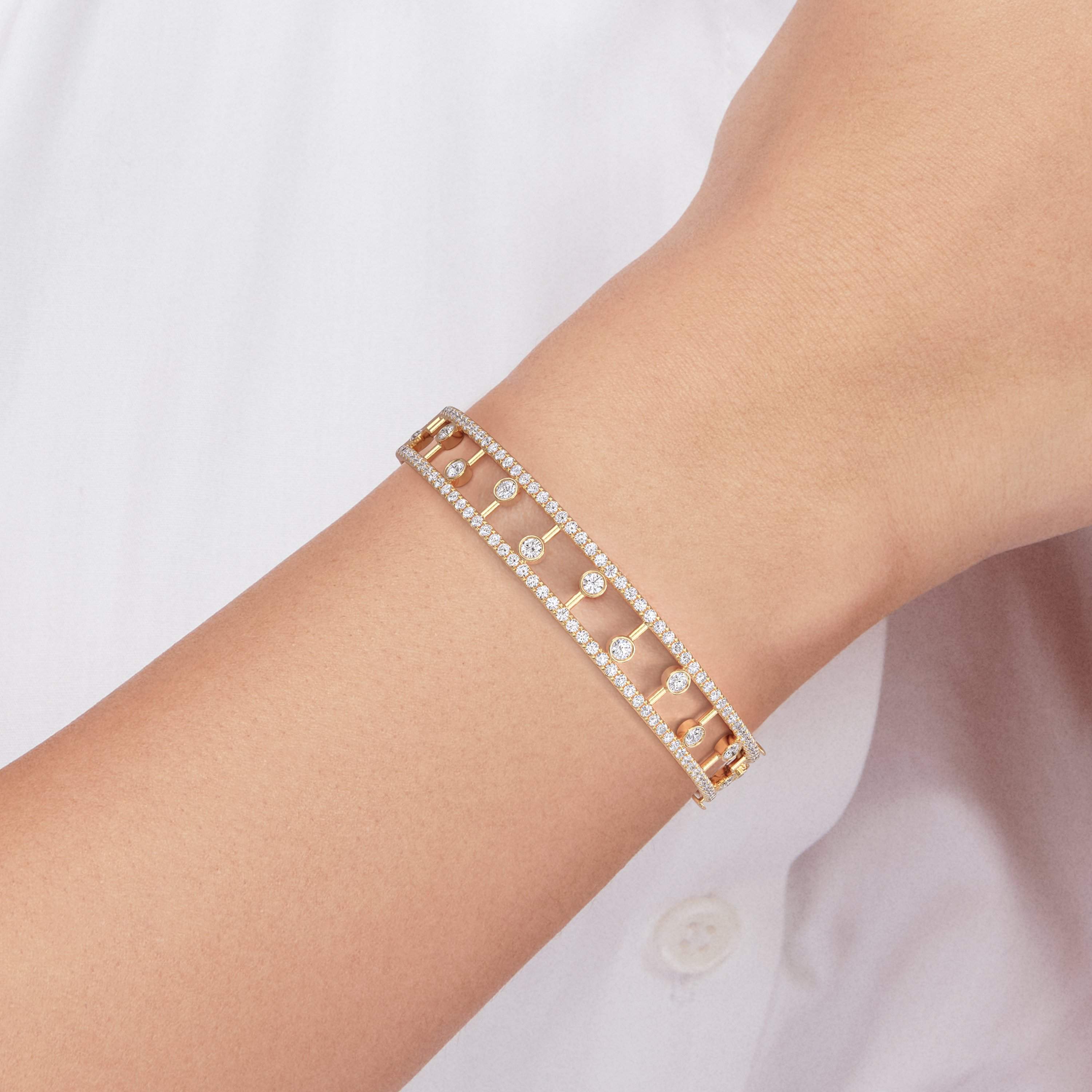 Dewdrop bangle in yellow gold Dewdrop bangle in yellow gold, image 3