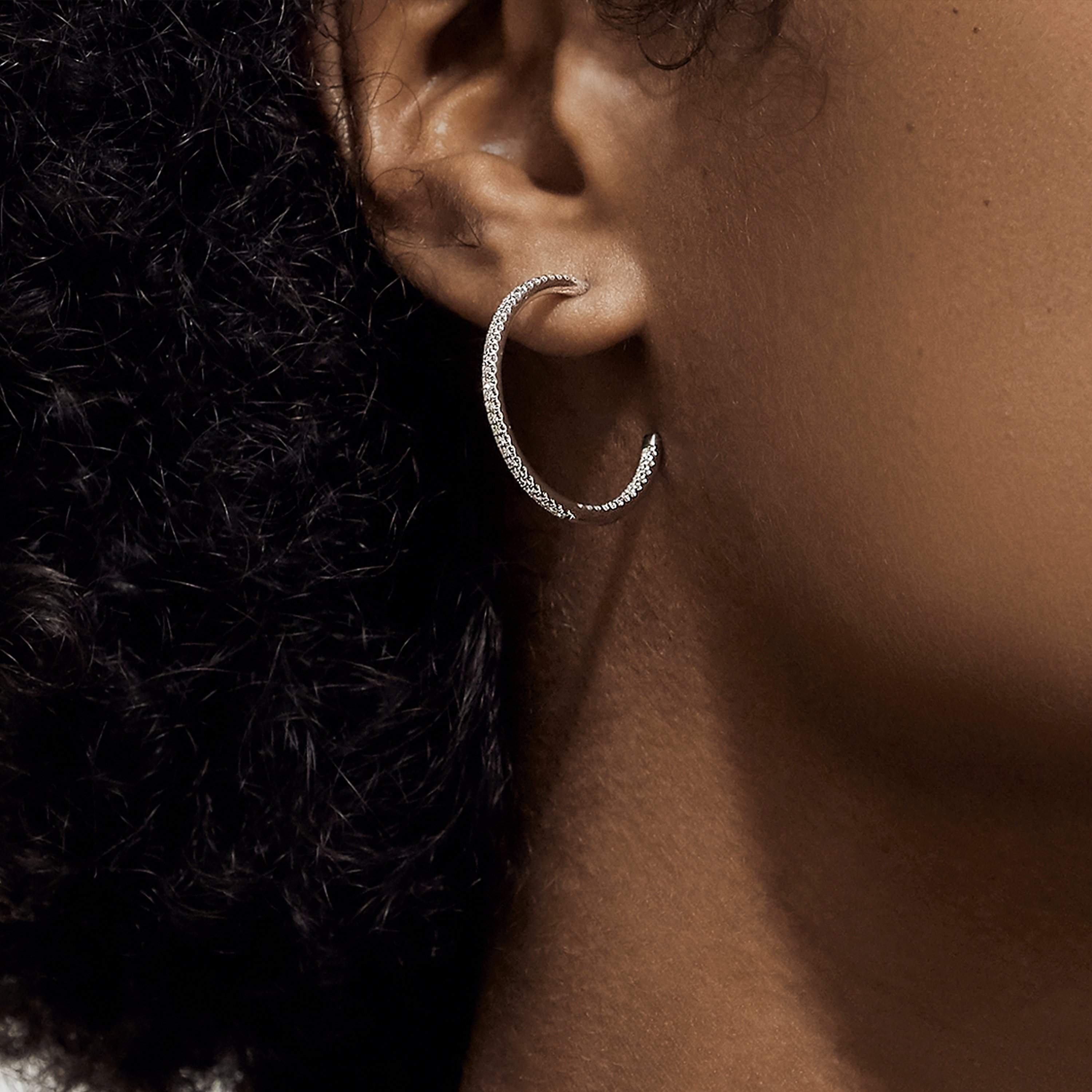 DB Classic hoop earrings in white gold DB Classic hoop earrings in white gold, image 3