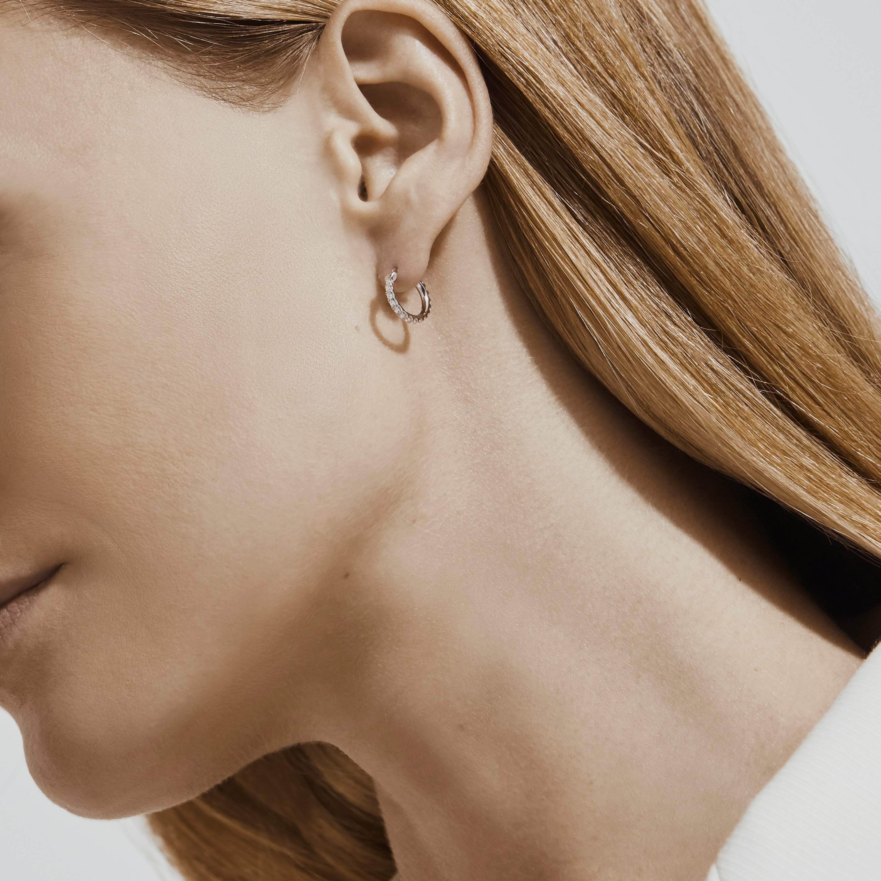 DB Classic hoop earrings in white gold DB Classic hoop earrings in white gold, image 3