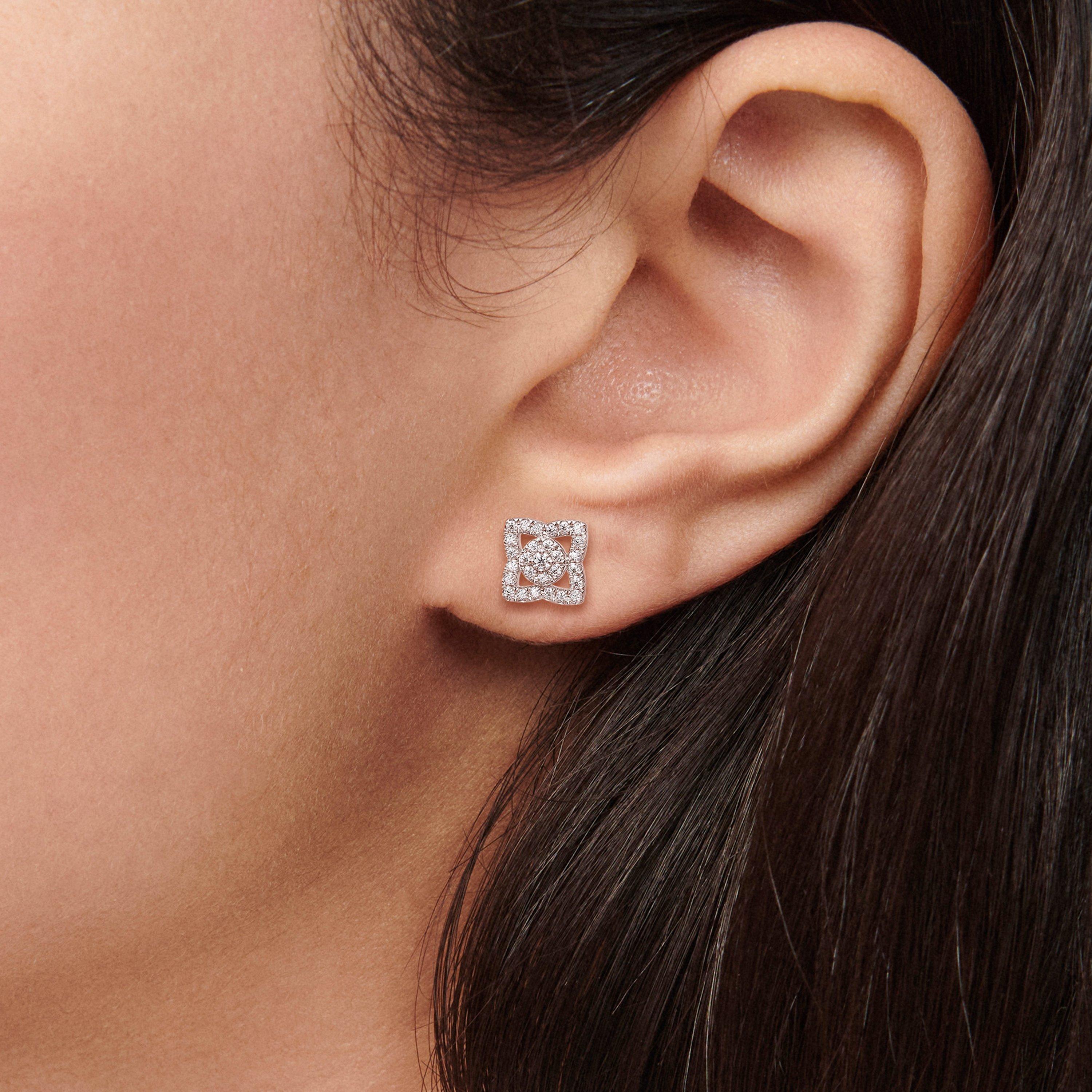 Mini puces d'oreilles Enchanted Lotus en or blanc, image 3