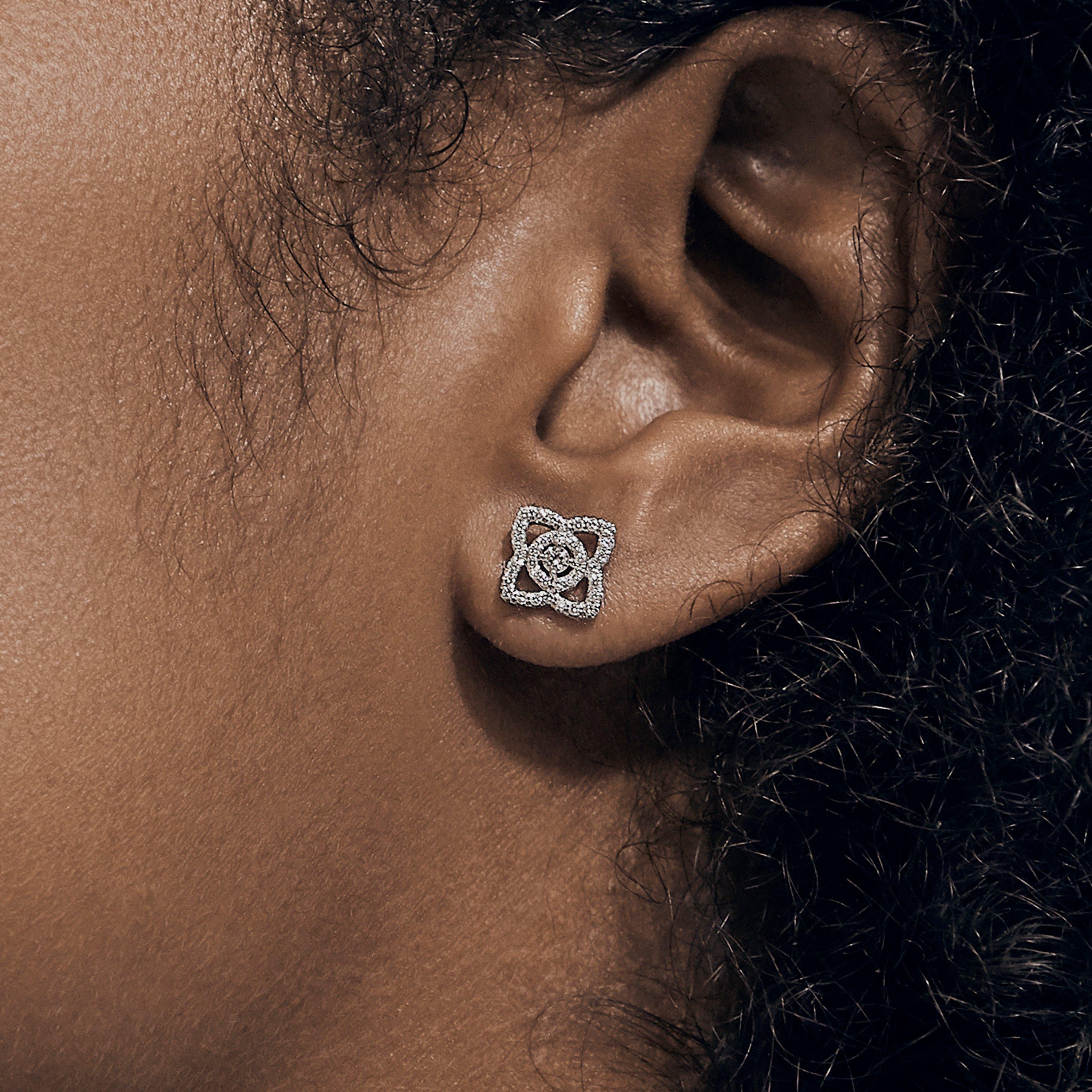 Puces d'oreilles Enchanted Lotus en or blanc, image 3