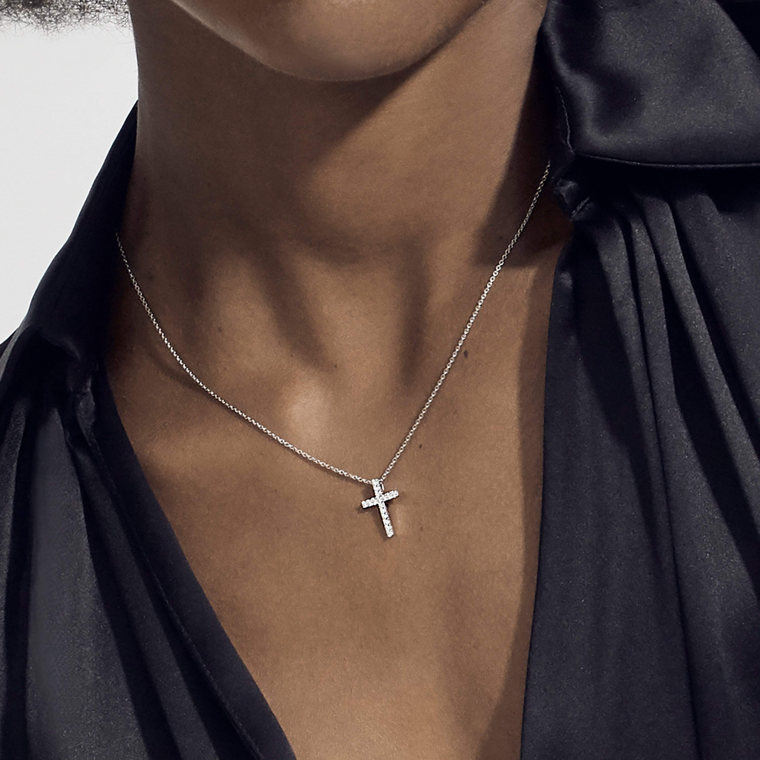 DB Classic cross pendant in white gold DB Classic cross pendant in white gold, image 3