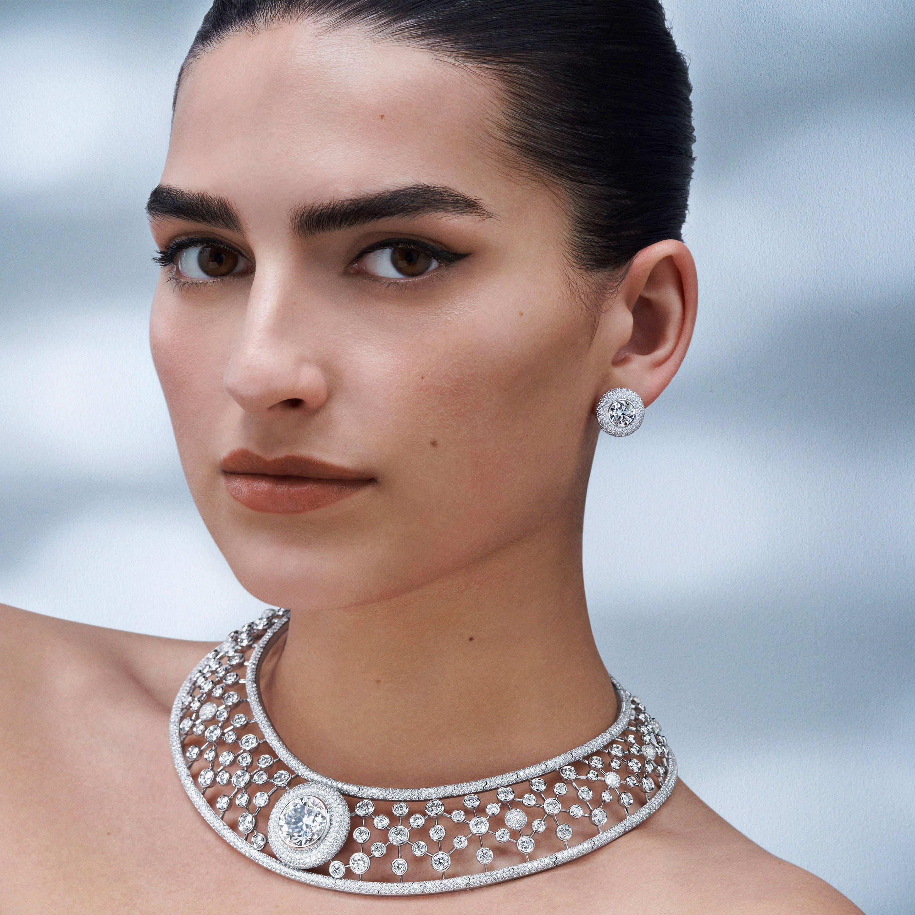 Collier pendentif moyen LV, or blanc et diamants - Catégories de luxe, Joaillerie Q93670