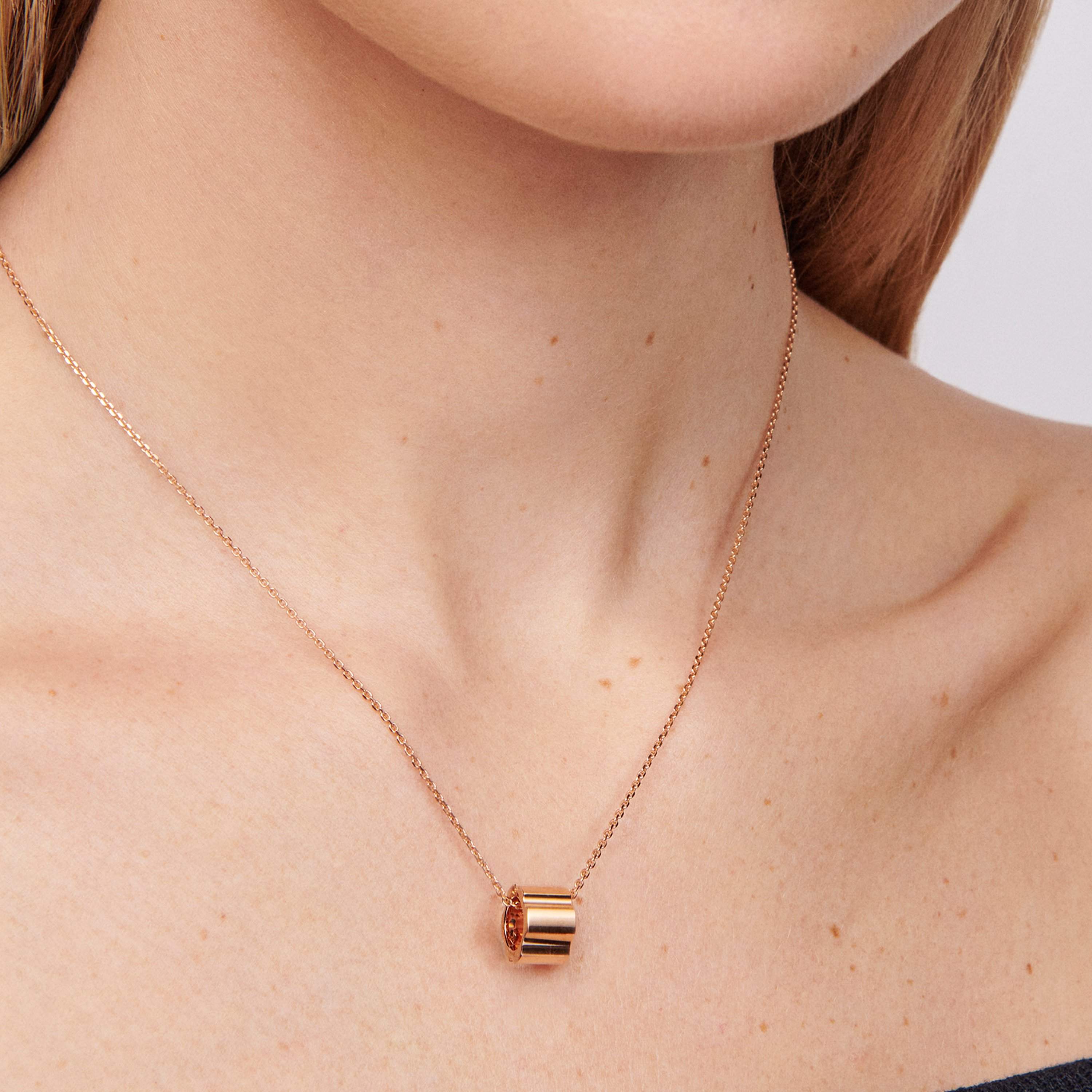 De Beers RVL Pendant in Rose Gold De Beers RVL Pendant in Rose Gold, image 3