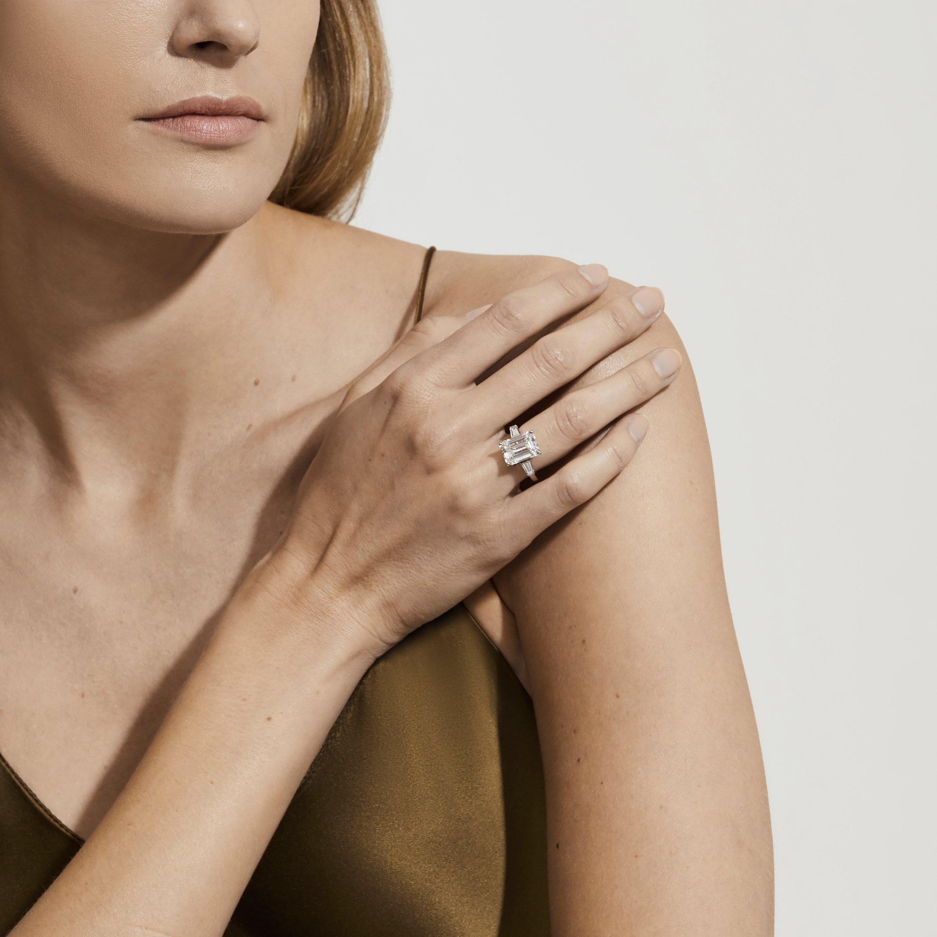 Solitaire DB Classic Diamant Taille &Eacute;meraude et Trap&egrave;zes, image 4