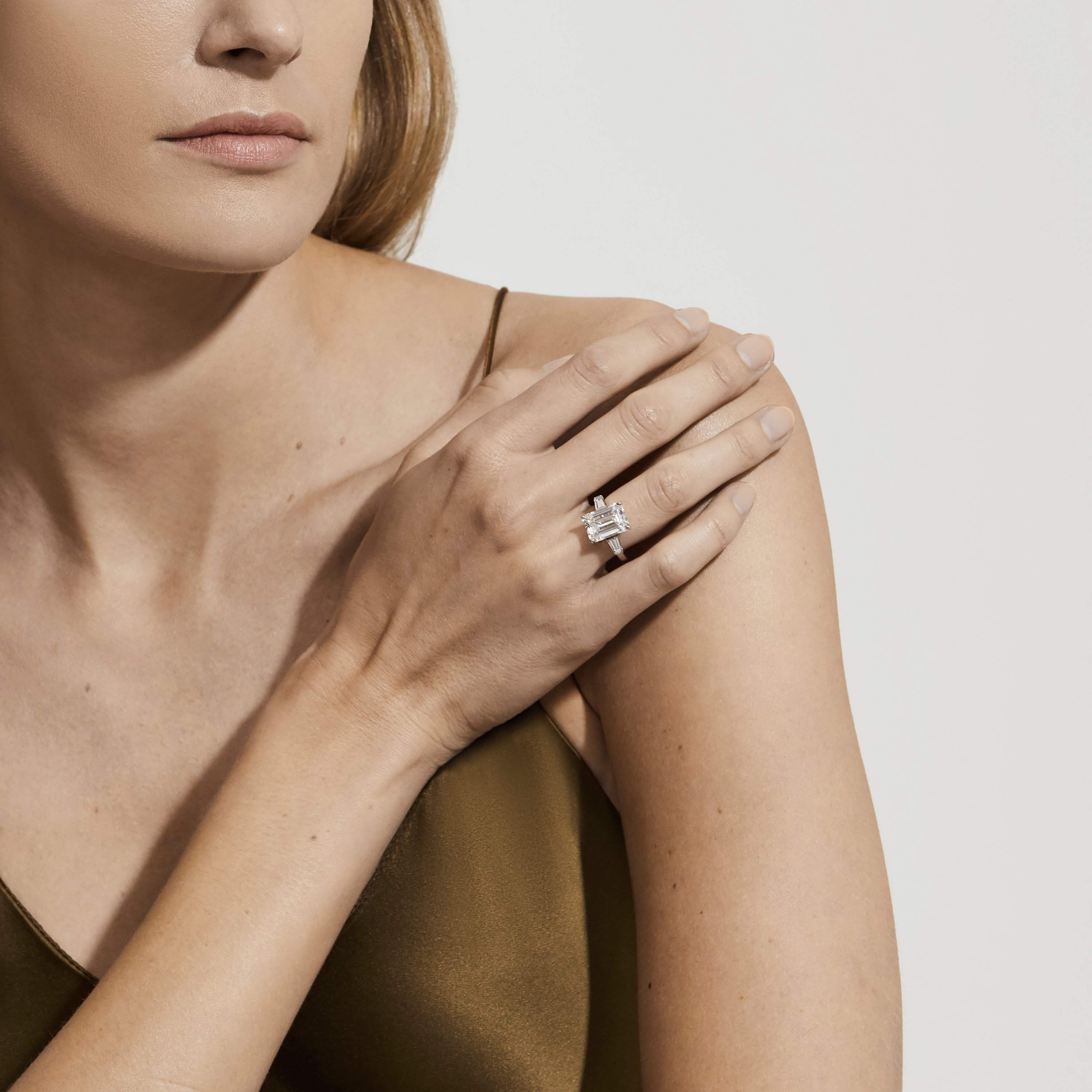 DB Classic emerald-cut and tapered diamond ring DB Classic emerald-cut and tapered diamond ring, image 4