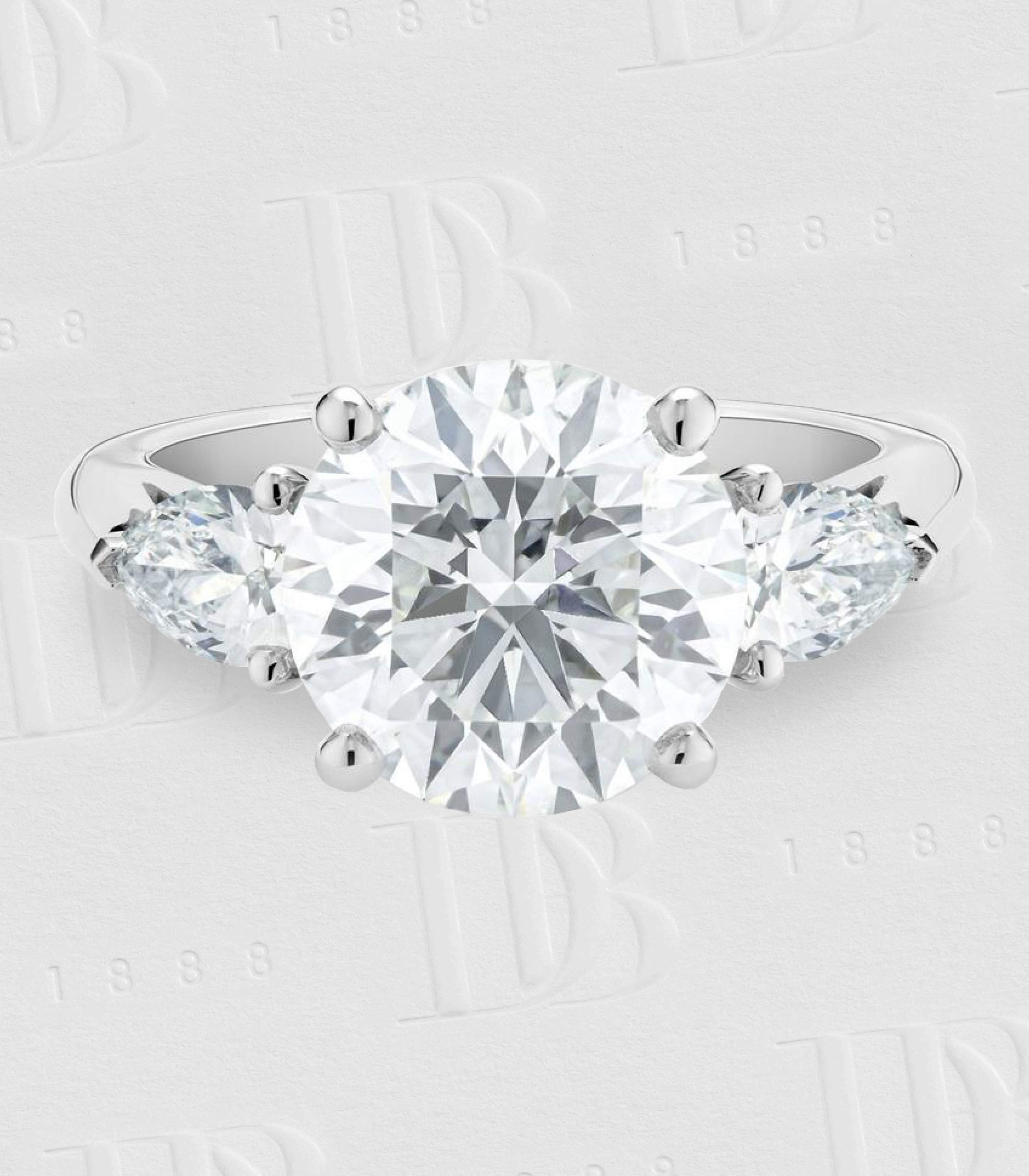 De Beers Classic 圓形明亮式切割及水滴形切割鉆戒, image 2