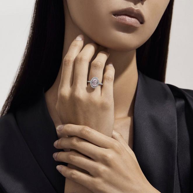 Aura 高級珠寶橢圓形帶粉紅色的紫鑽戒指