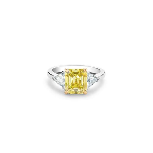 DB Classic fancy vivid yellow emerald-cut diamond ring | De Beers AT