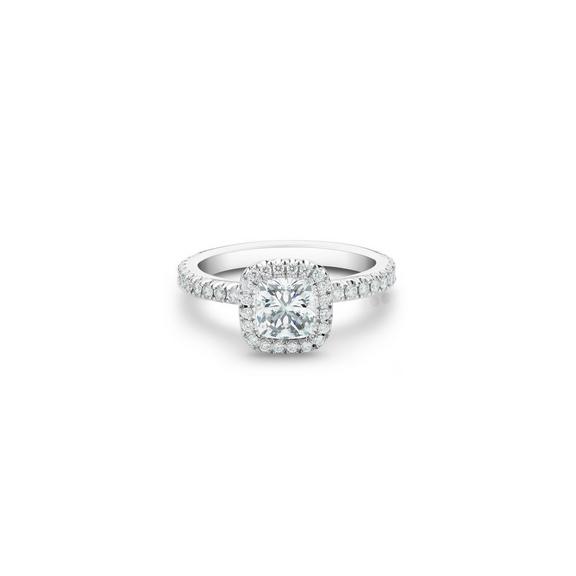 Knooppunt Verslaafde opmerking Aura cushion-cut diamond ring | De Beers US
