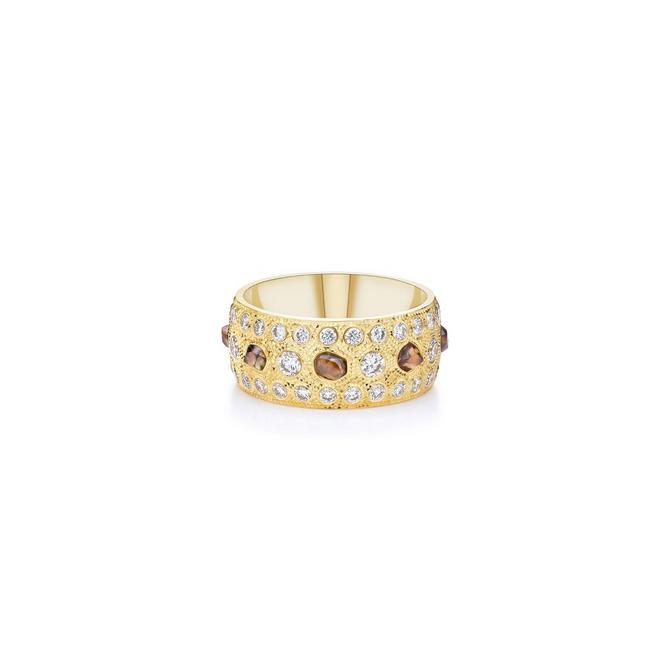Talisman large band in yellow gold