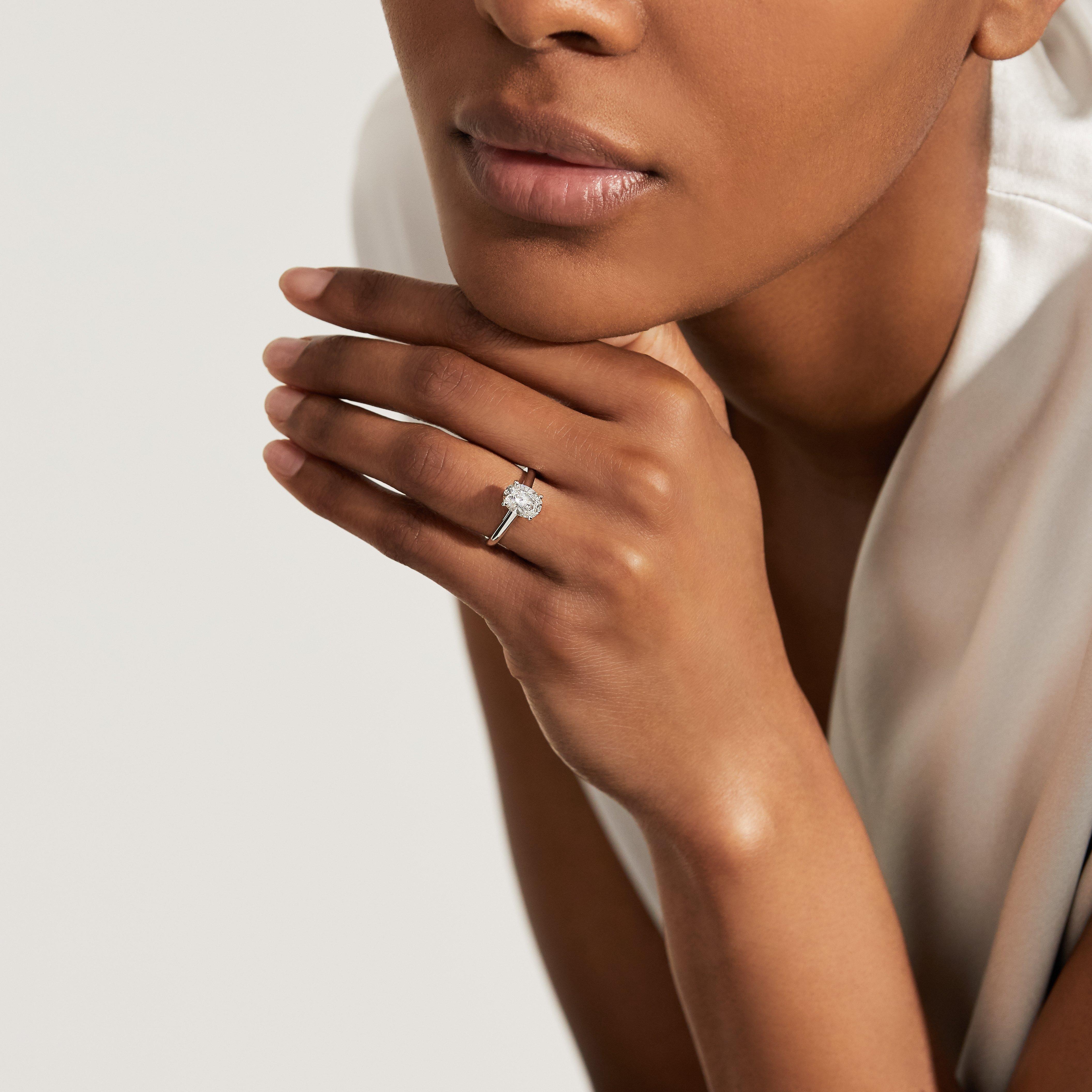DB Classic oval-shaped diamond ring