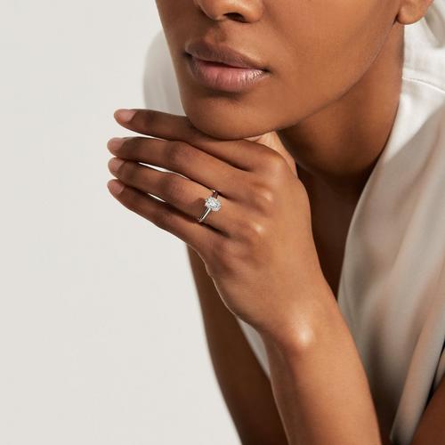 DB Classic oval-shaped diamond ring | De Beers US