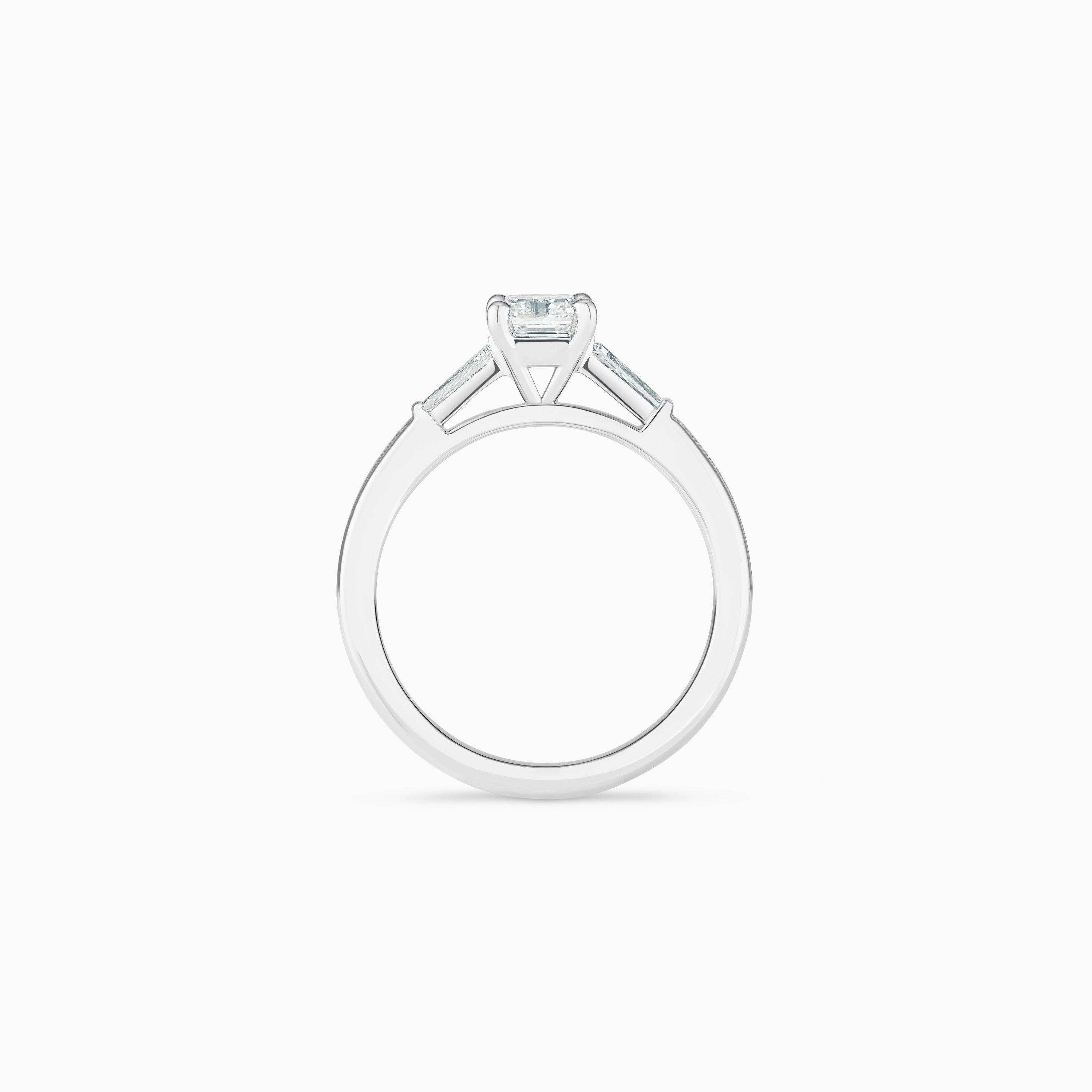 Solitaire DB Classic taille &eacute;meraude et diamants lat&eacute;raux taille trap&egrave;ze, image 5