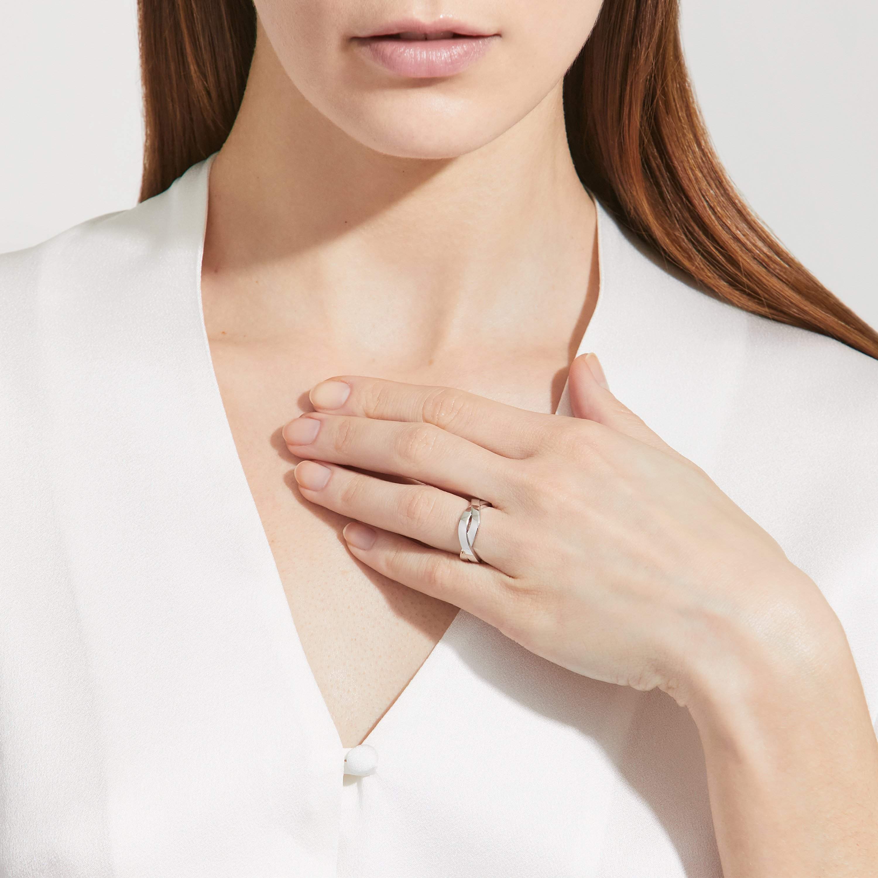 Infinity band in white gold De Beers NL