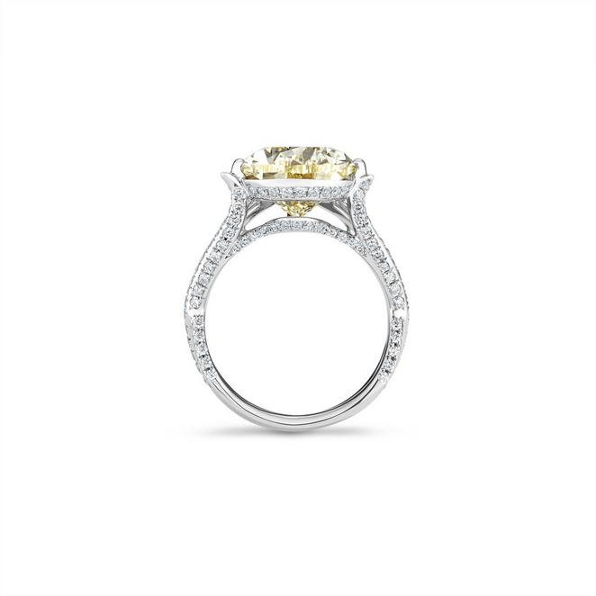 Volute pear-shaped diamond ring