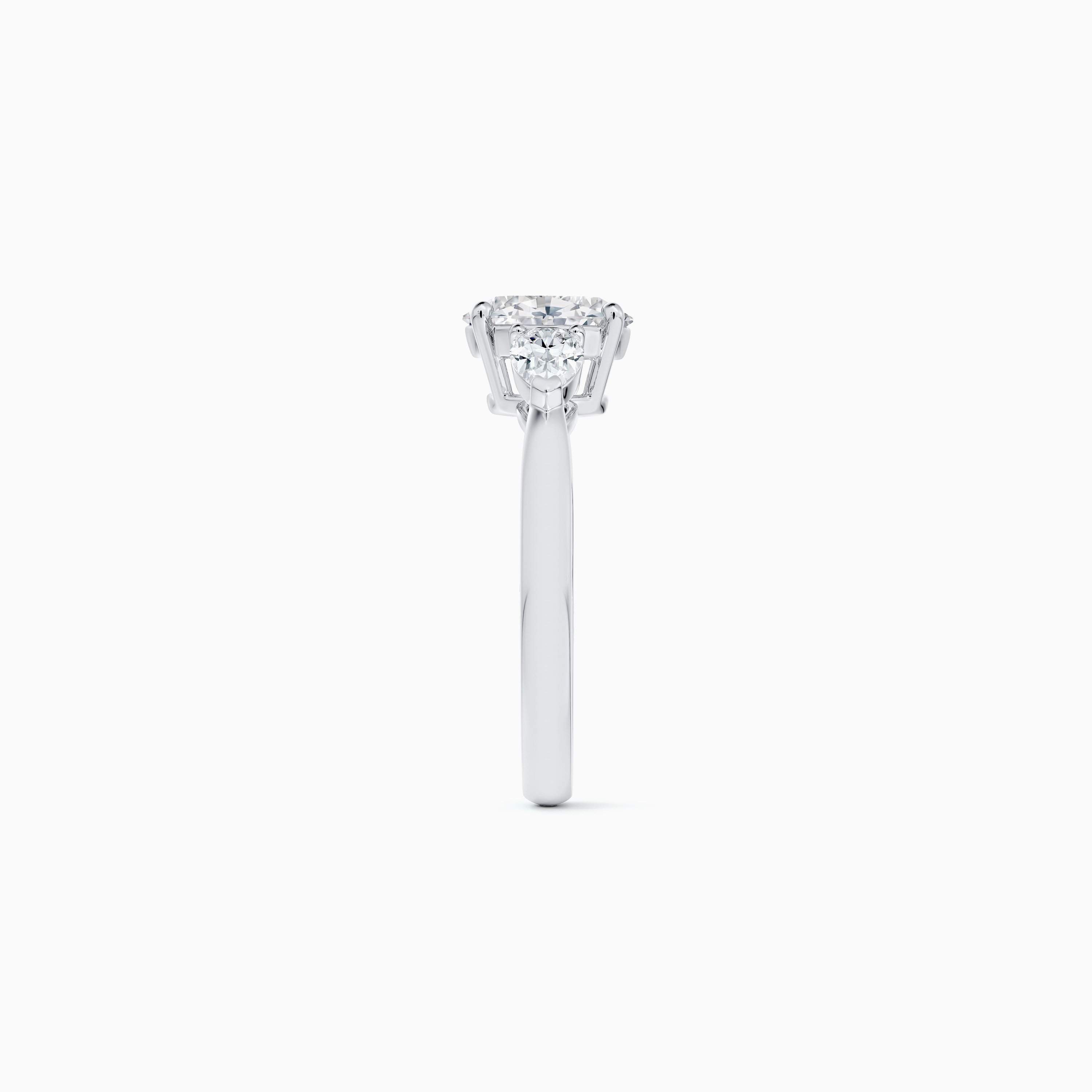 Solitaire DB Classic Taille Ovale et Diamants Latéraux Taille Poire Solitaire DB Classic Taille Ovale et Diamants Latéraux Taille Poire, image 3