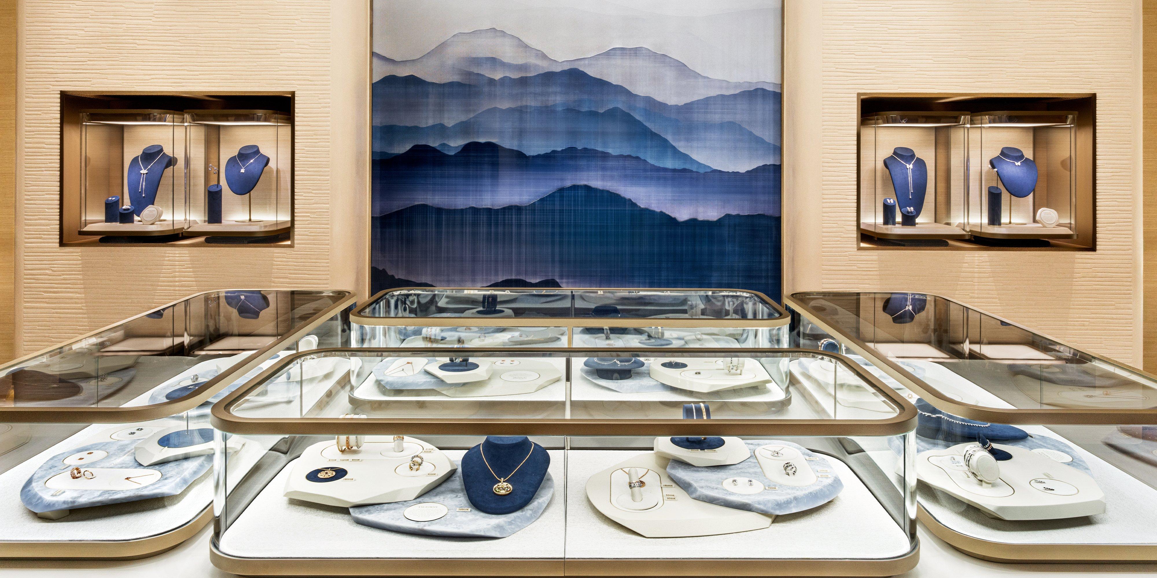 Visit a De Beers Store