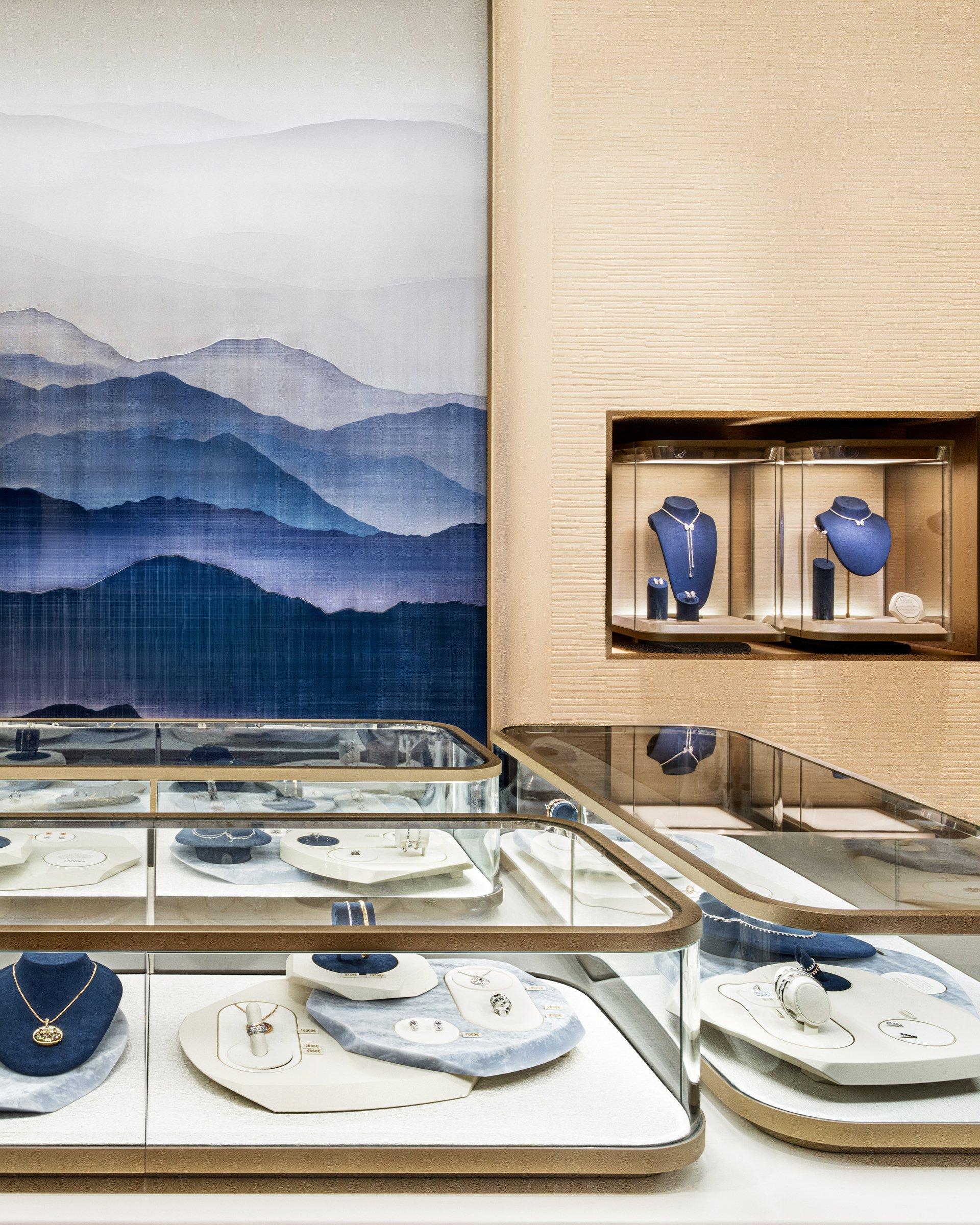 Visit a De Beers Store