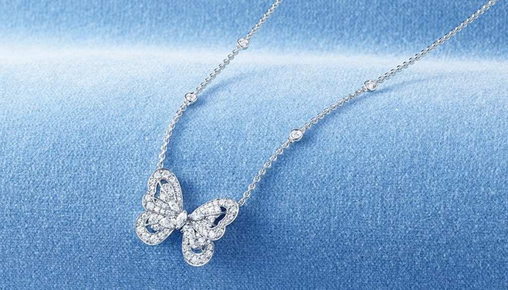 DB Classic Round Brilliant Diamond Studs | De Beers US DB Classic Round Brilliant Diamond Studs | De Beers US