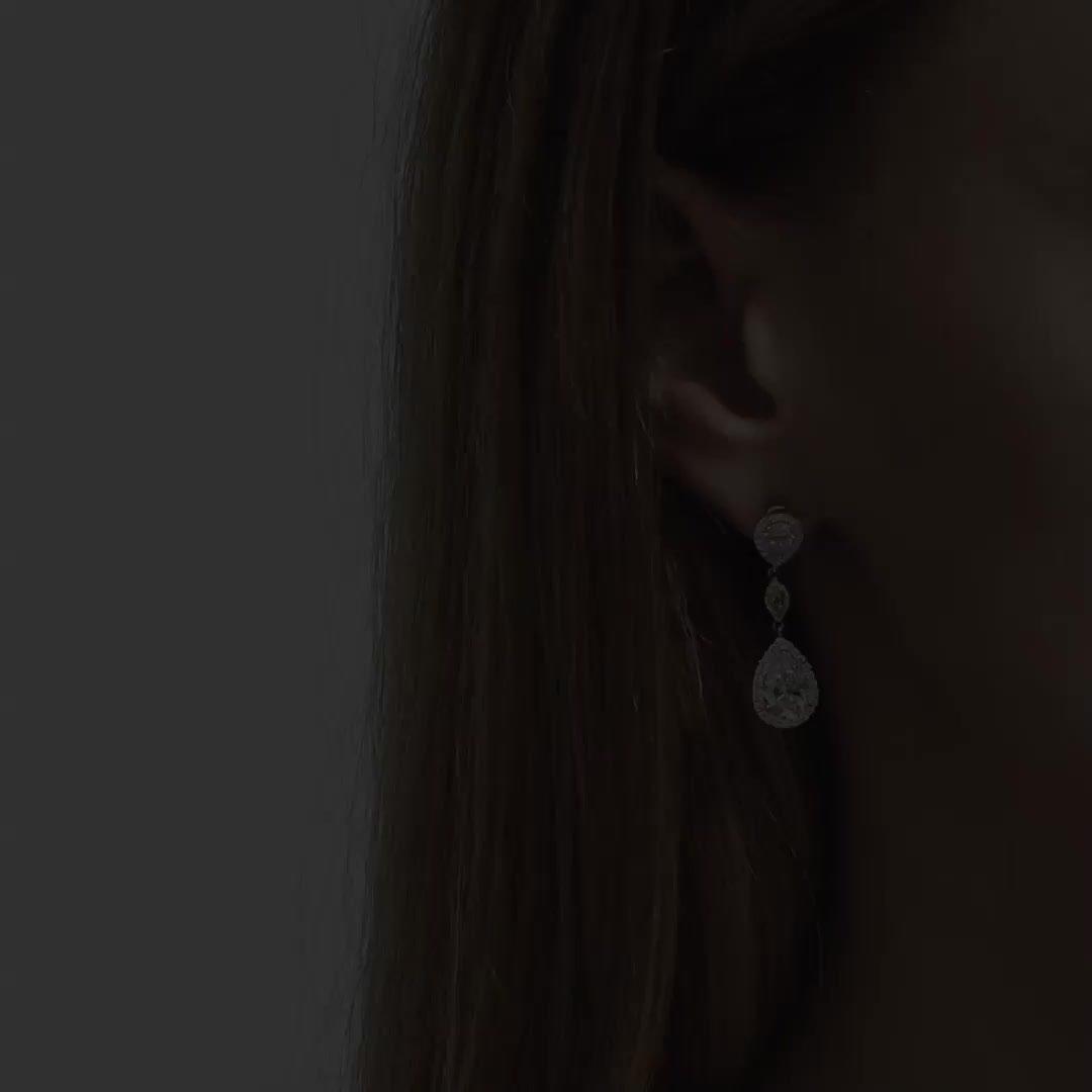 Aura 梨形鑽石耳環, video 1