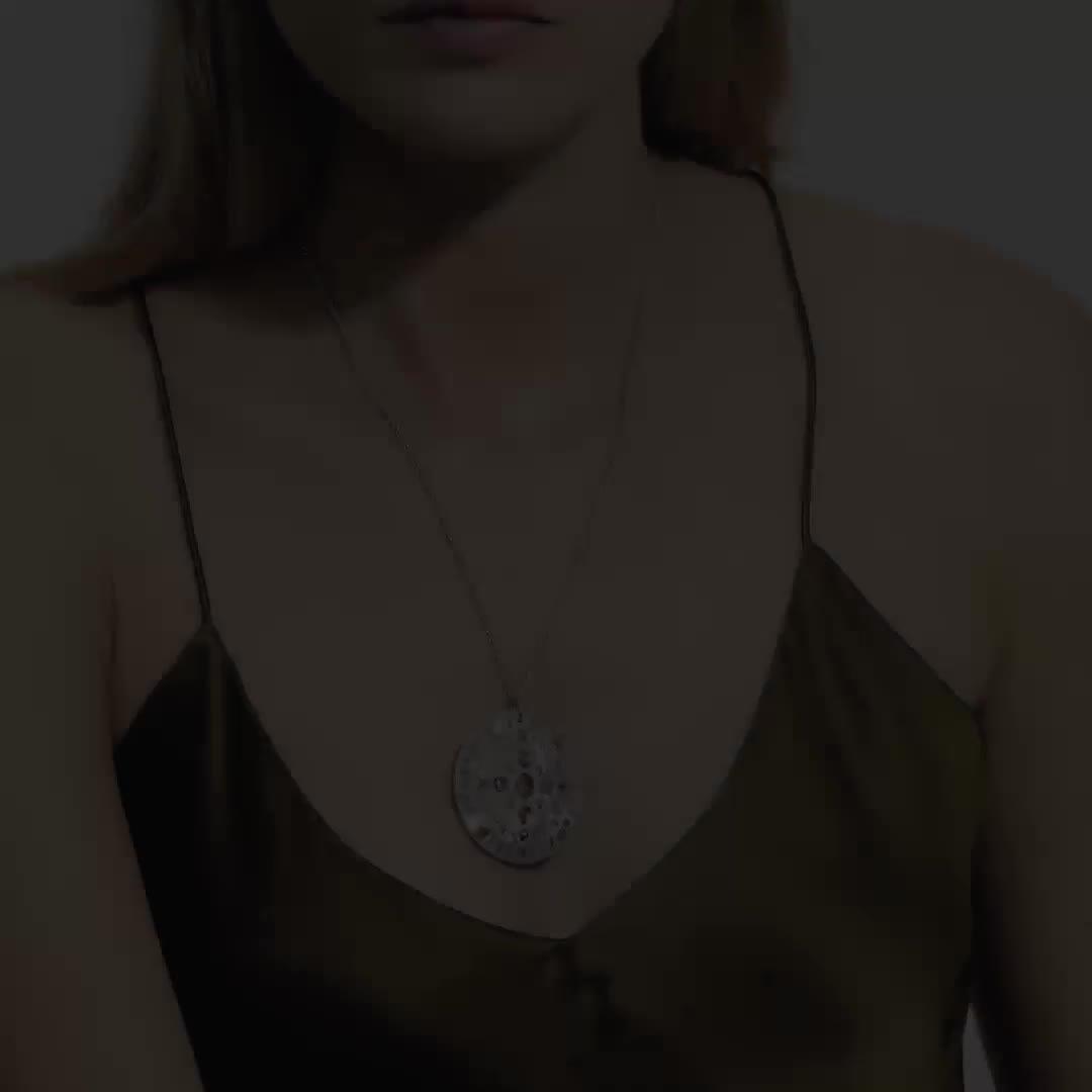 Talisman Medal 鉆石項鏈, video 1