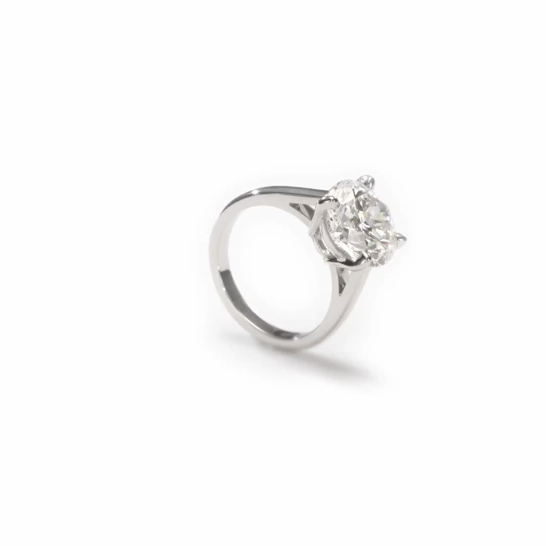 DB Classic round brilliant diamond ring, video 1