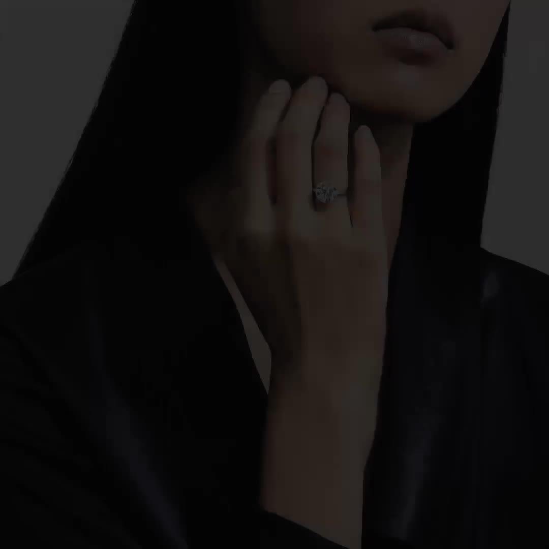 DB Classic round brilliant diamond ring, video 2