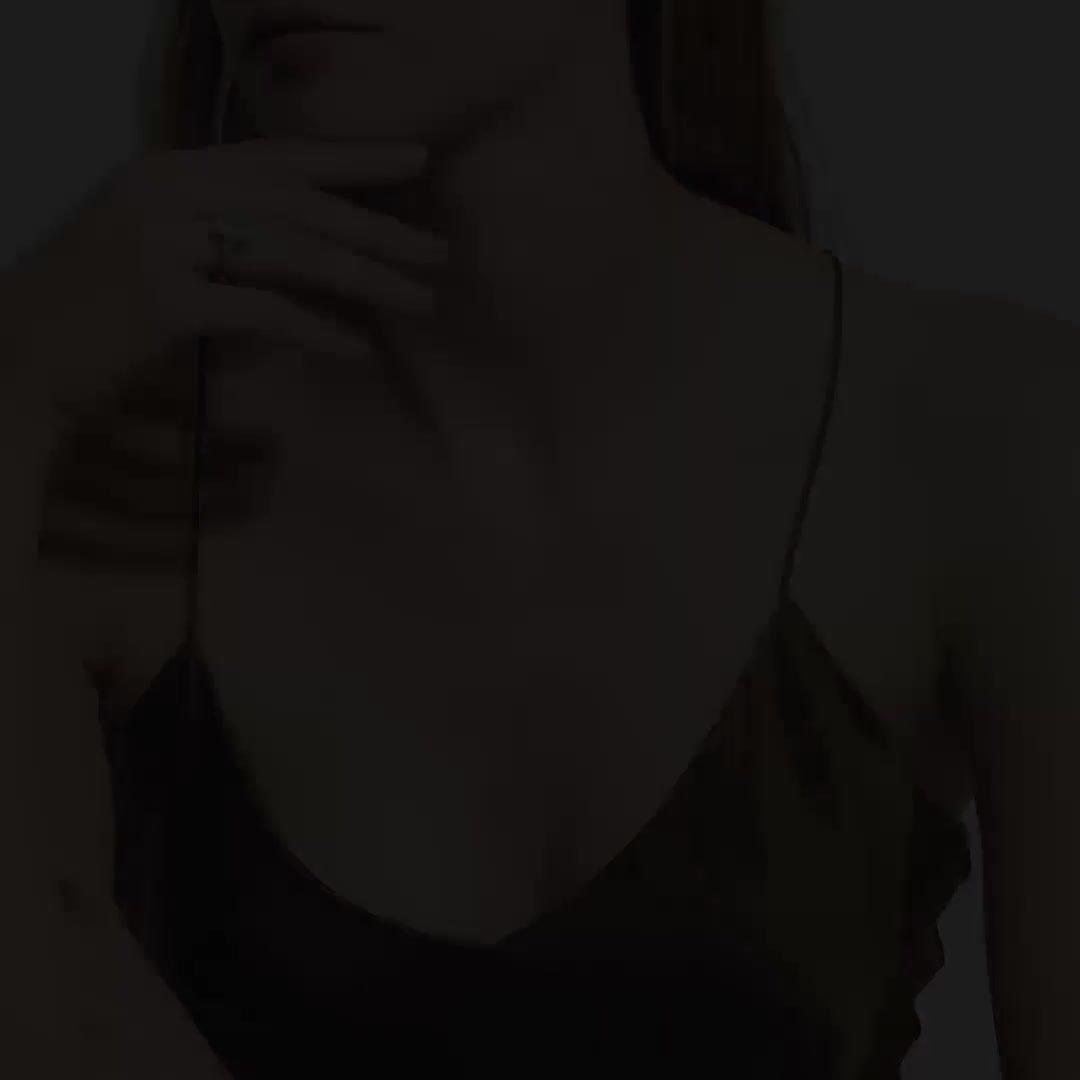 Solitaire DB Classic Diamant Taille &Eacute;meraude et Trap&egrave;zes, video 2