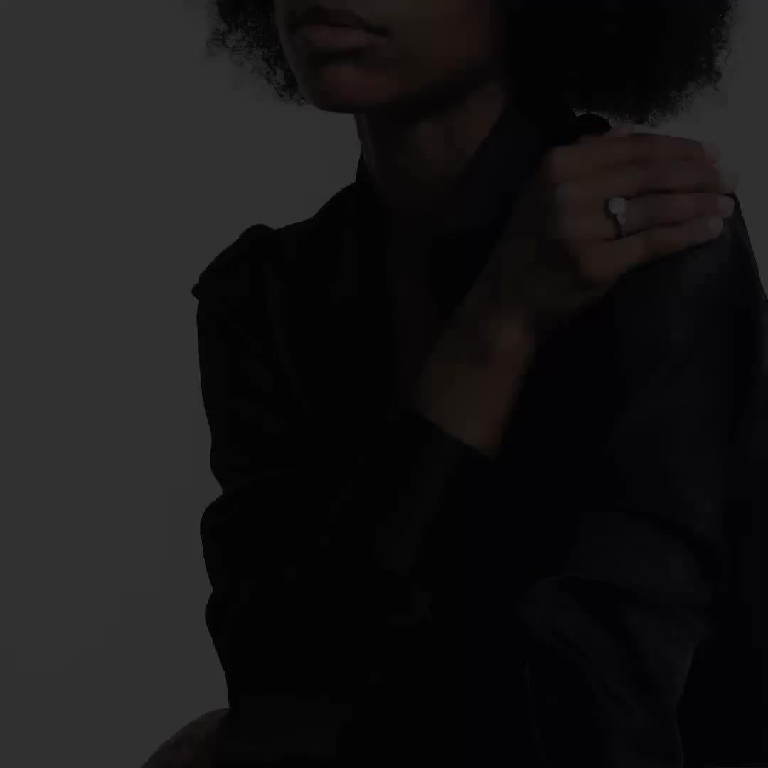 De Beers Classic 圓形明亮式切割及水滴形切割鉆戒, video 1