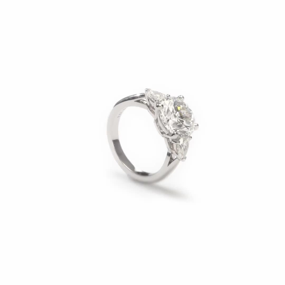 Solitaire DB Classic Diamant Tailles Brillant et Poire, video 1