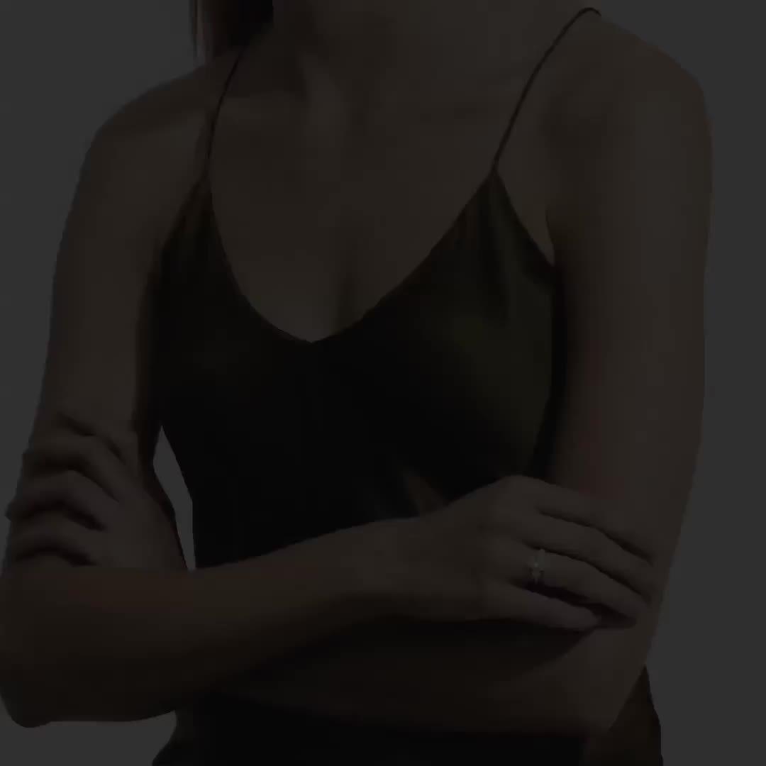 DB Classic 橢圓形切割鉆戒搭配水滴形切割輔鉆, video 1