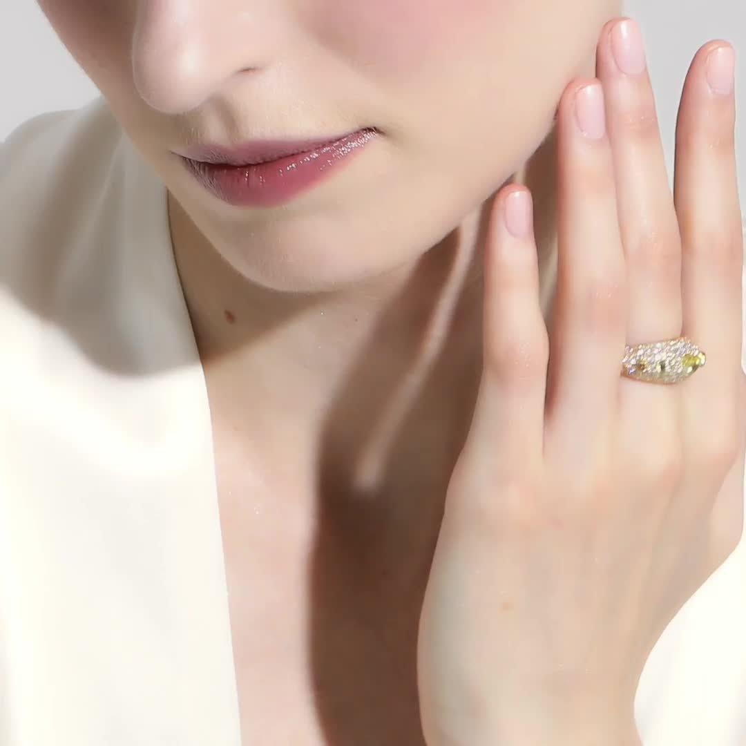 Talisman cocktail ring in yellow gold, video 1