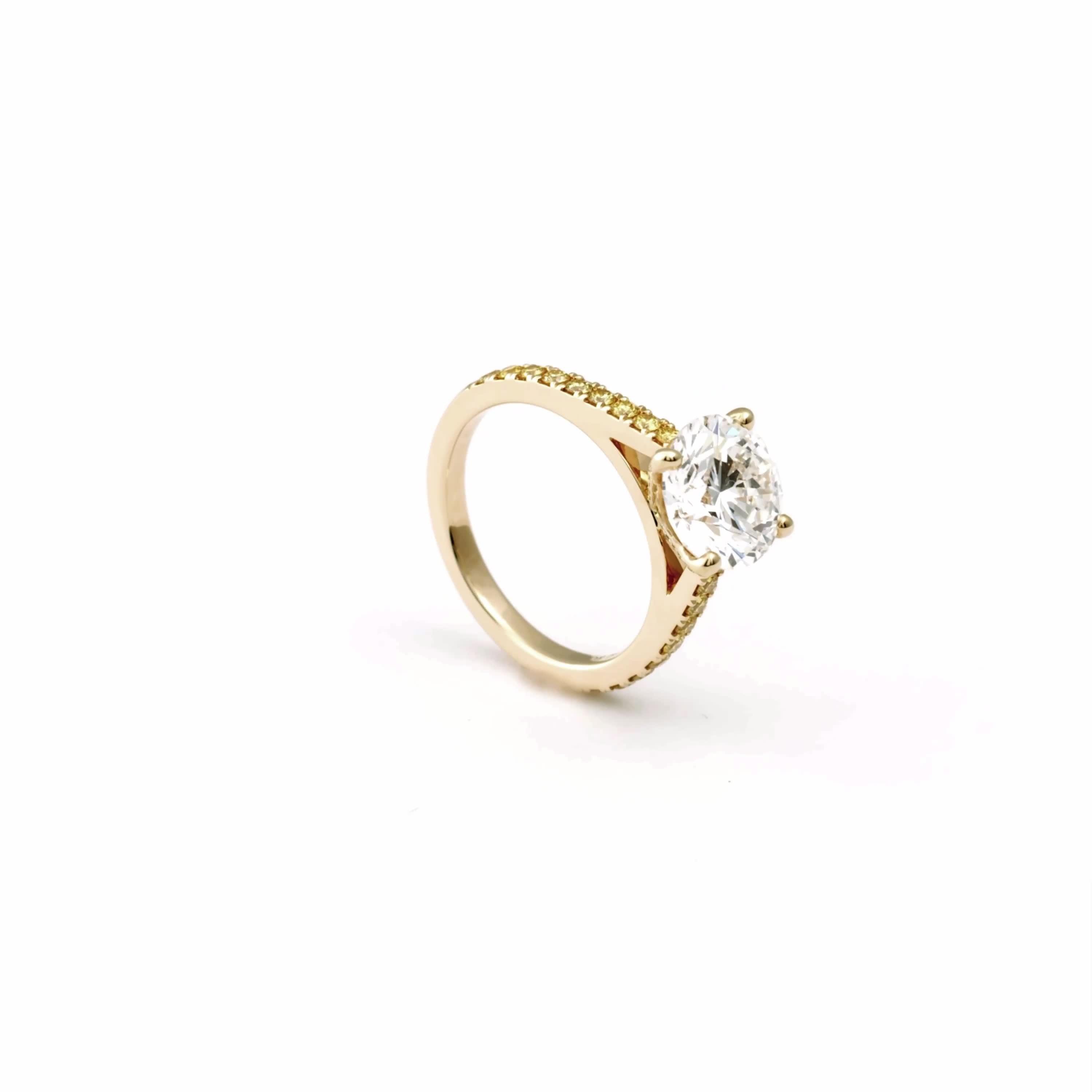Solitaire DB Classic taille brillant anneau en or jaune pavé diamants de couleur, video 1