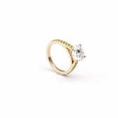 Solitaire DB Classic taille brillant anneau en or jaune pavé diamants de couleur, video 1