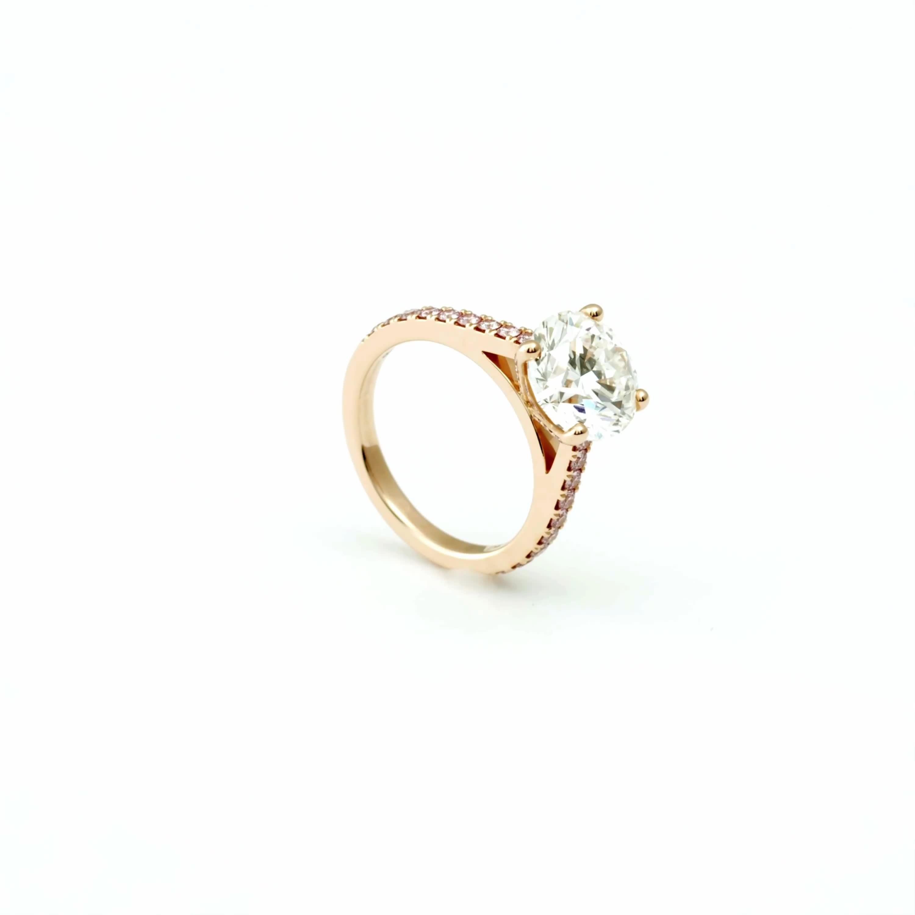 Solitaire DB Classic Taille Brillant Anneau en Or Rose Pav&eacute; Diamants de Couleur, video 1